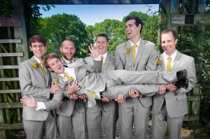 Funny-photo-groom-held-by-groomsmen