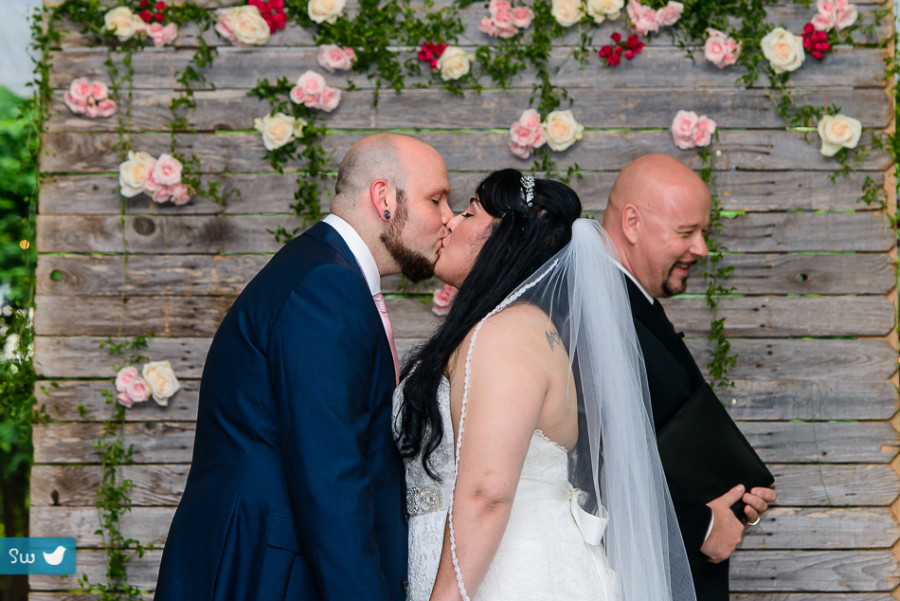 flower wall kiss, ceremony