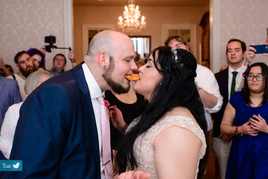 Donut kiss